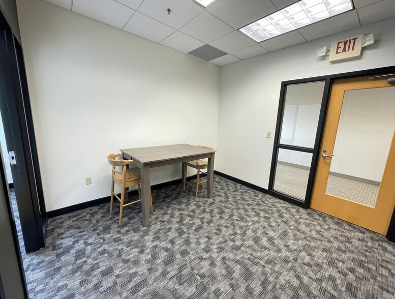 More Photos Of 3555 Willow Lake Blvd, Vadnais Heights Office For Lease