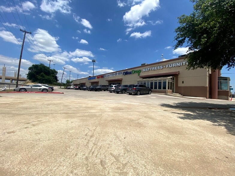 More Photos Of 13902-13920 N IH 35, San Antonio Unknown For Lease