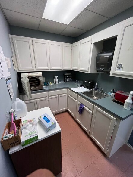 More Photos Of 817 S Elm Pl, Broken Arrow Medical For Lease