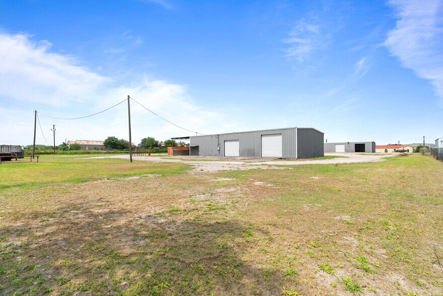 More Photos Of 2404 N US Highway 281, Alice Flex For Lease