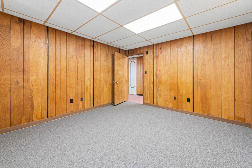 More Photos Of 28475 Greenfield Rd, Southfield Office For Sale