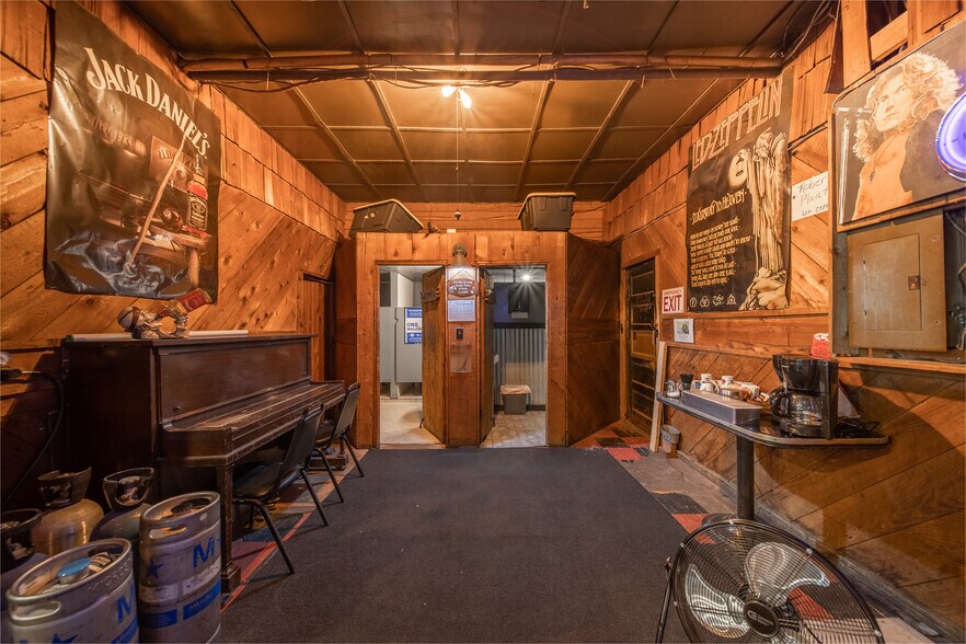 More Photos Of 309 Main, Juliaetta Bar For Sale