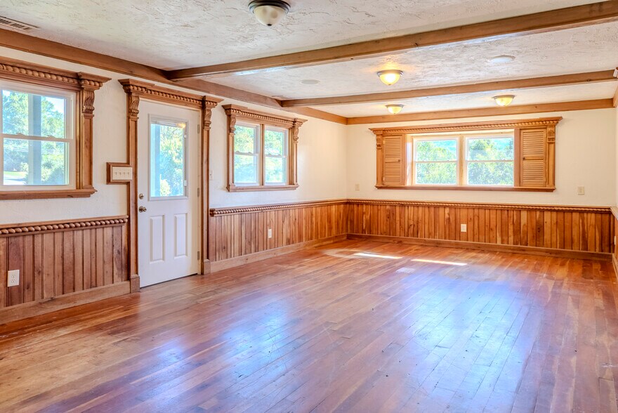 More Photos Of 8356 Sylva Rd, Franklin Office For Sale