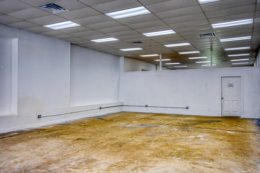 More Photos Of 307 E Goliad Ave, Crockett Storefront For Sale