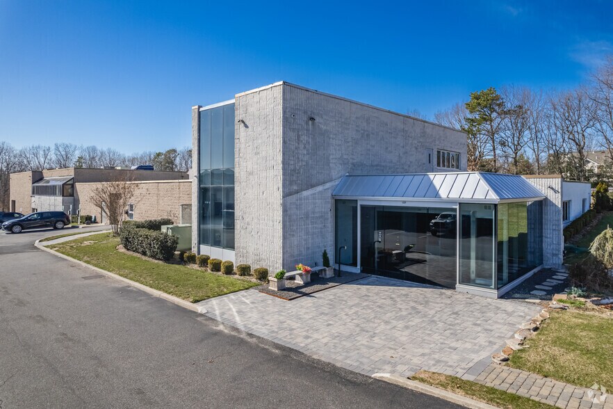 Primary Photo Of 252 Indian Head Rd, Kings Park Warehouse For Lease