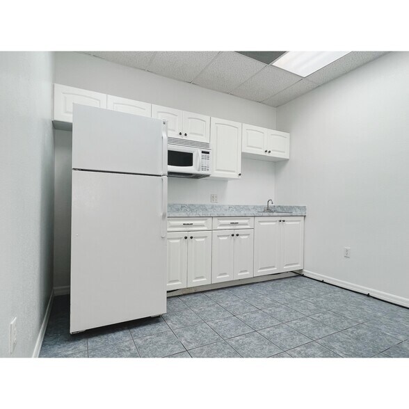 More Photos Of 7216 Chancery Ln, Orlando Warehouse For Lease