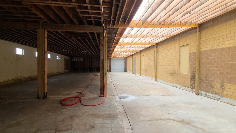 More Photos Of 201 6th St. N, Texas City Light Manufacturing For Sale