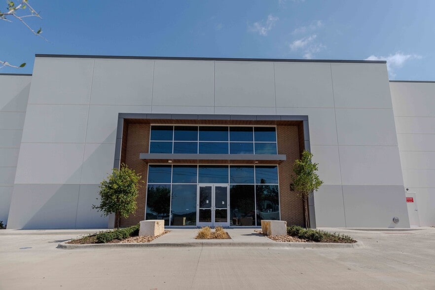 More Photos Of 5551 Windhaven Pky, Lewisville Distribution For Lease