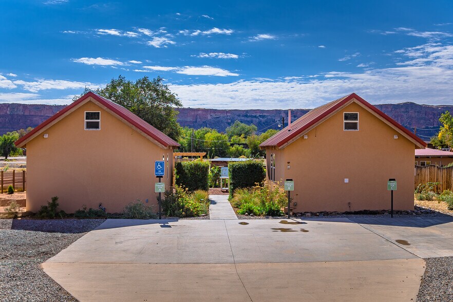 More Photos Of 680 S Highway 191, Bluff Storefront For Sale