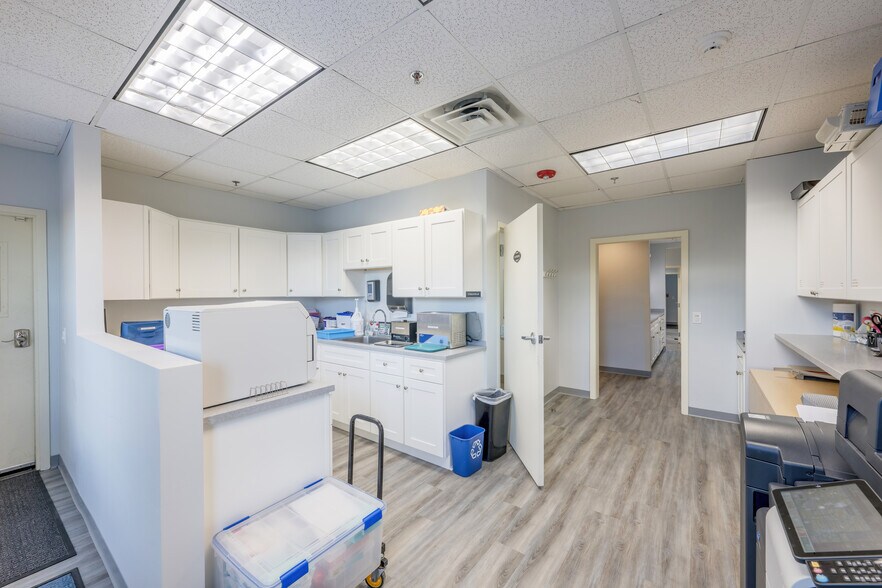 More Photos Of 400 Massasoit Ave, East Providence Medical For Lease