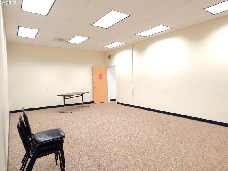 More Photos Of 400 Grant Smith Rd, Roseburg Specialty For Lease