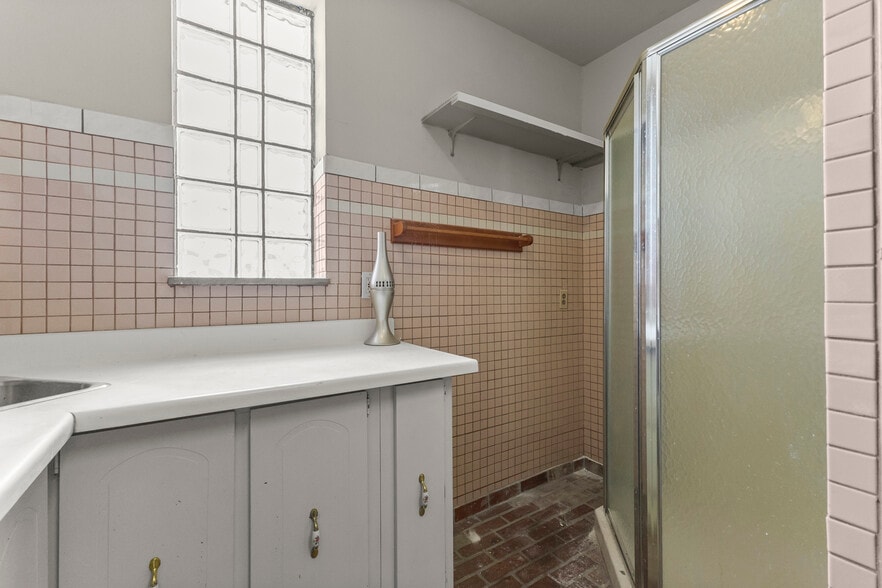 More Photos Of 10531 Wren St, Dearborn Bar For Sale