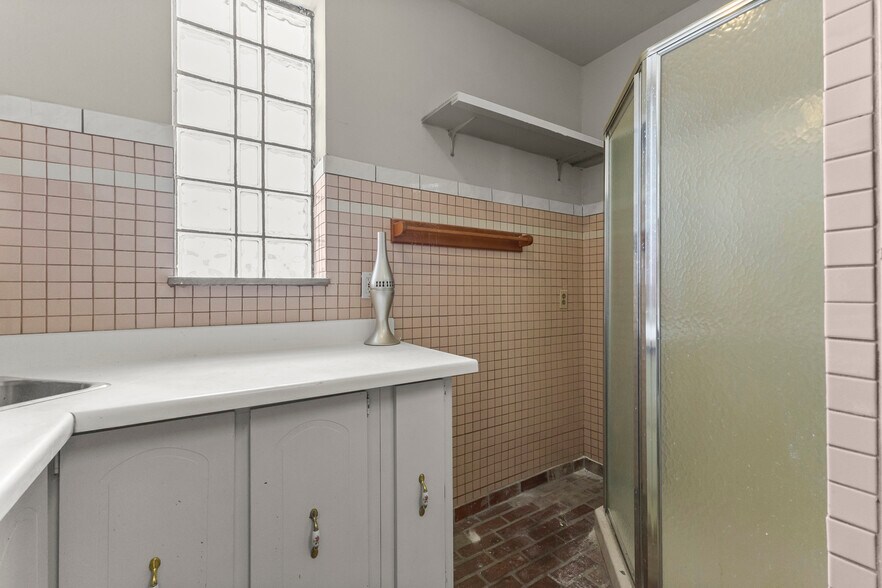 More Photos Of 10531 Wren St, Dearborn Bar For Sale