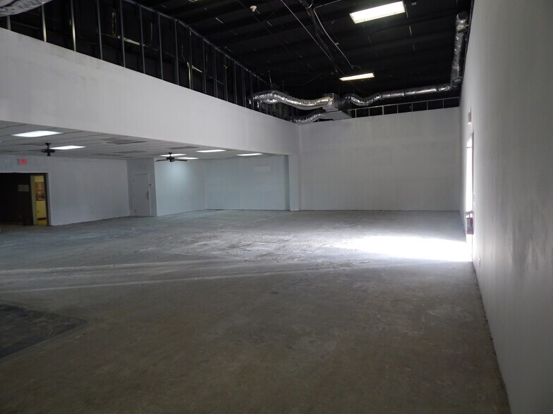More Photos Of 13670 Roosevelt Blvd, Clearwater Warehouse For Lease