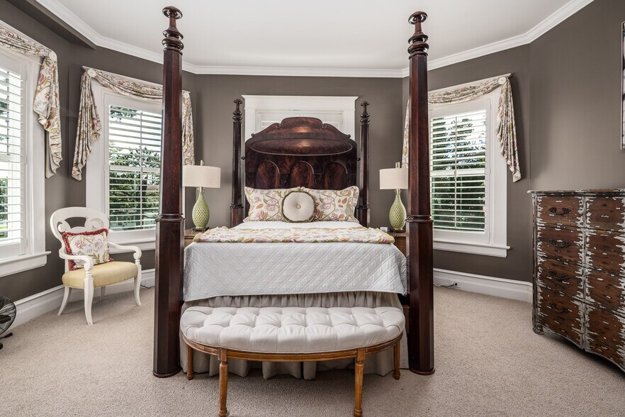 More Photos Of 738 E Main St, Belhaven Hotel For Sale