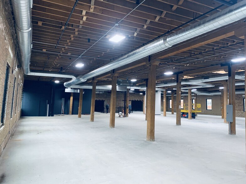 More Photos Of 2145 W Grand Ave, Chicago Showroom For Lease