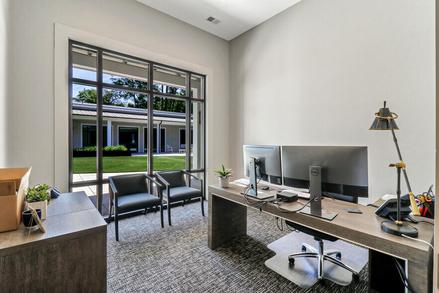 More Photos Of 10 Park Ln, Hilton Head Island Office For Sale