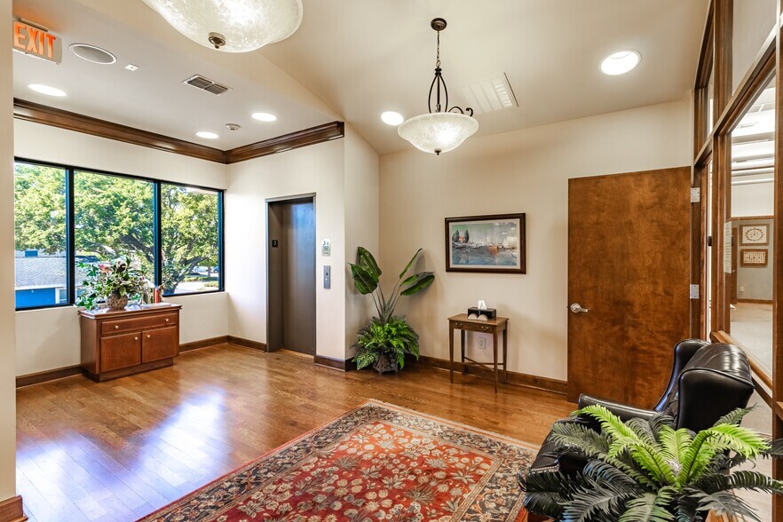 More Photos Of 825 E Main St, Lakeland Office For Sale