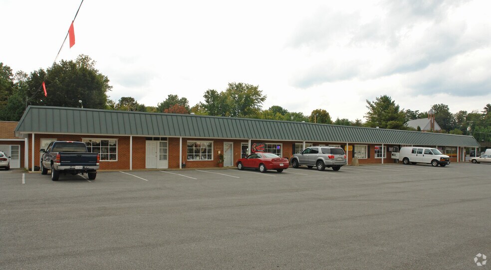 More Photos Of 3100-3120 Peters Creek Rd, Roanoke Storefront For Sale