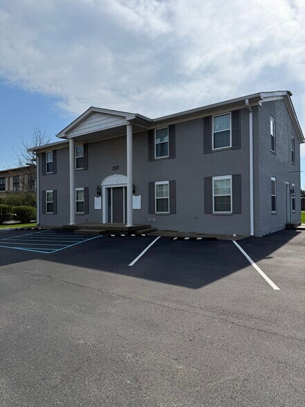 More Photos Of 1517 Broadway St, Clarksville Office For Lease