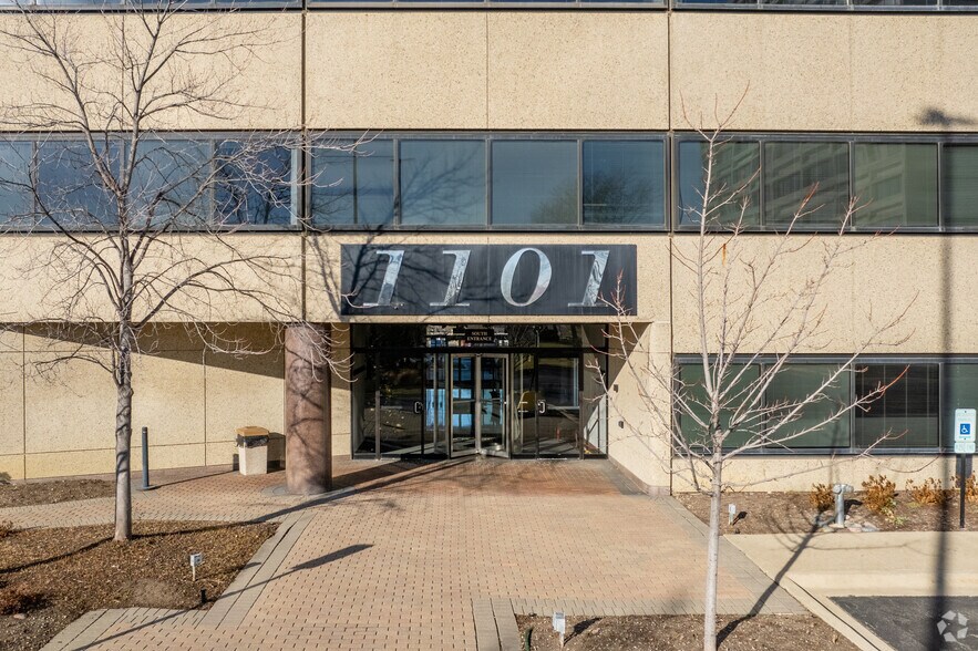 More Photos Of 1101 Perimeter Dr, Schaumburg Office For Lease