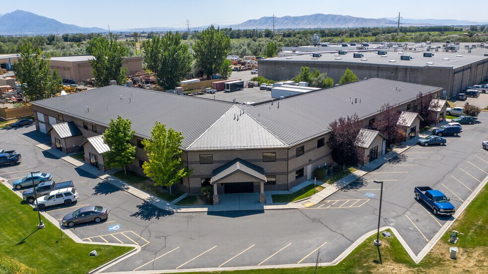 Primary Photo Of 1195 N Spring Creek Pl, Springville Showroom For Lease