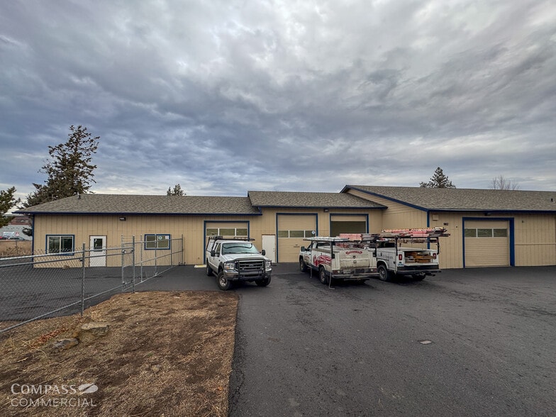 Primary Photo Of 902 SE Textron Dr, Bend Warehouse For Lease
