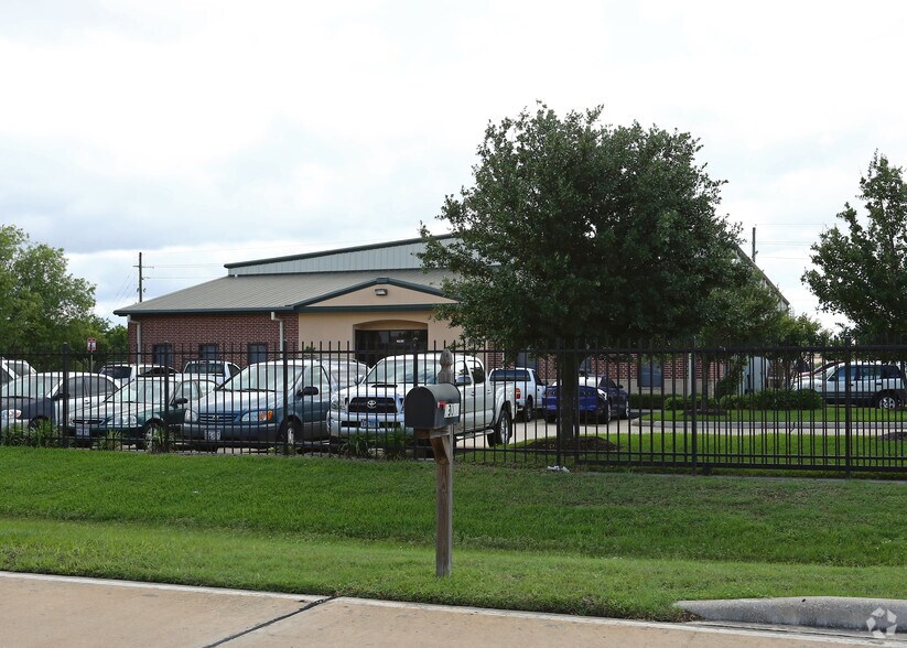 More Photos Of 13018 Brittmoore Park Dr, Houston Warehouse For Lease