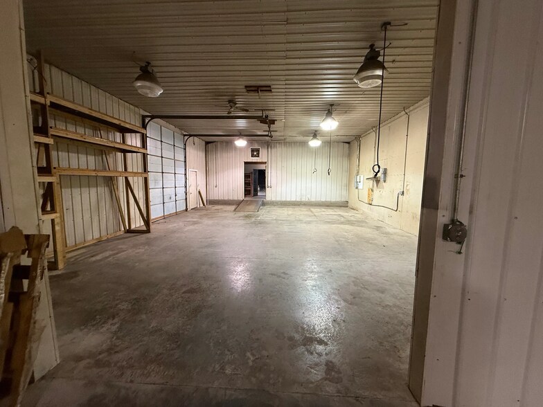More Photos Of 16004 E 23rd St S, Independence Warehouse For Lease