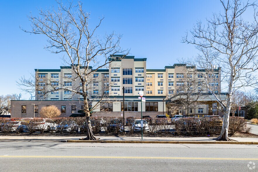 More Photos Of 5515 Little Neck Pky, Little Neck Skilled Nursing Facility For Lease