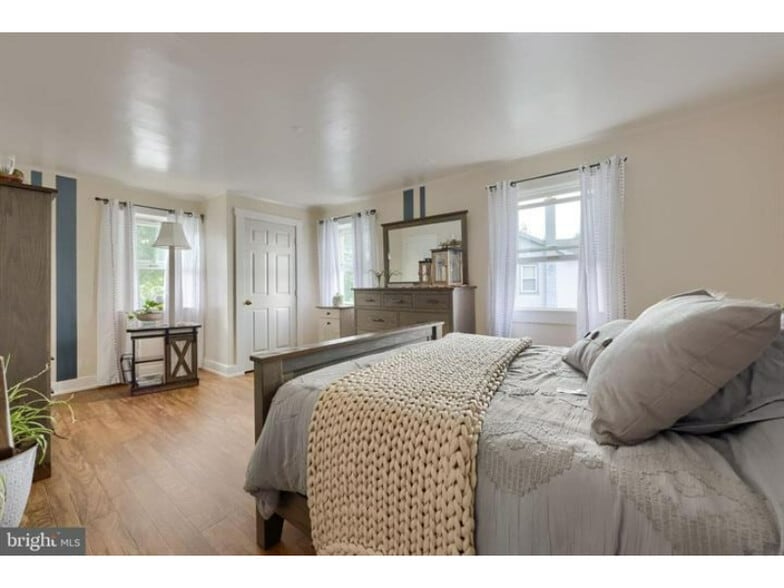 More Photos Of 240 Railroad Ave, Bird In Hand Flex For Sale