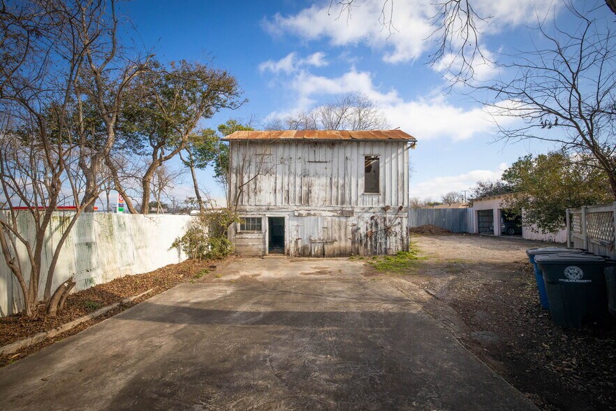 More Photos Of 633 S Castell Ave, New Braunfels Office Residential For Sale