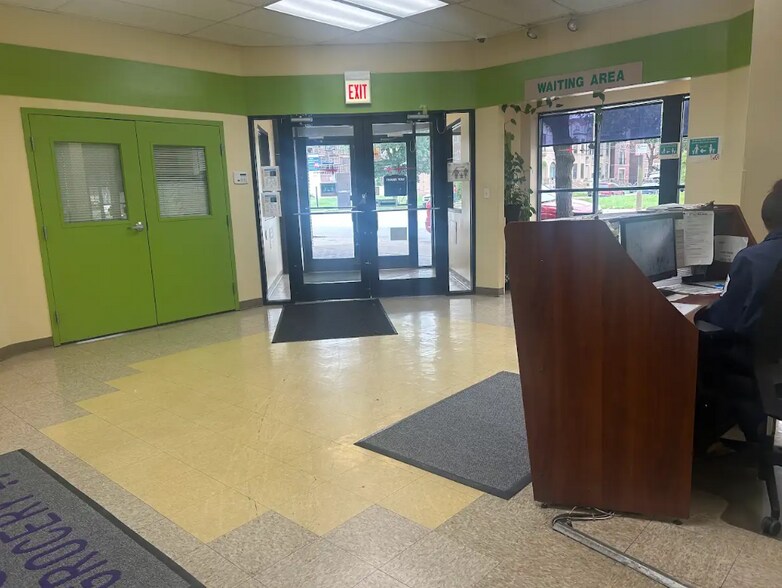 More Photos Of 416 E 43rd St, Chicago Convenience Store For Lease