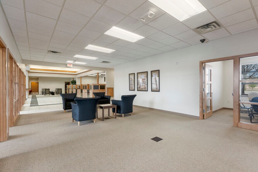 More Photos Of 7447 Riverside Pky, Tulsa Bank For Lease