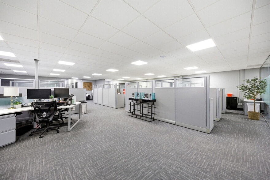 More Photos Of 326 SE Douglas St, Lees Summit Office For Sale