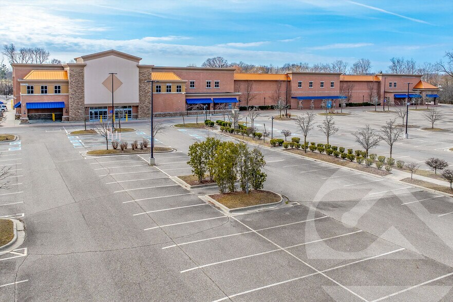 Primary Photo Of 32625 Northwestern Hwy, Farmington Hills General Retail For Sale