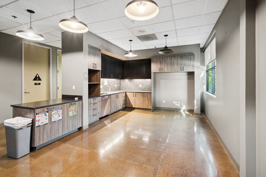 More Photos Of 560-562 Technology Way, Napa Warehouse For Lease