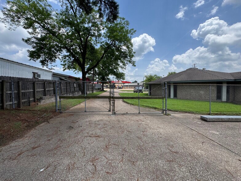 More Photos Of 1208 S Chestnut St, Lufkin Showroom For Sale