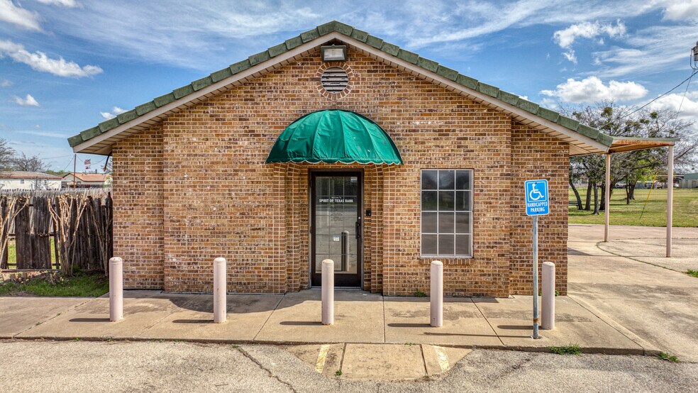 More Photos Of 107 Fannin St, Millsap Bank For Lease