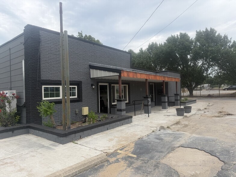 More Photos Of 13111 E 11th St, Tulsa Freestanding For Lease