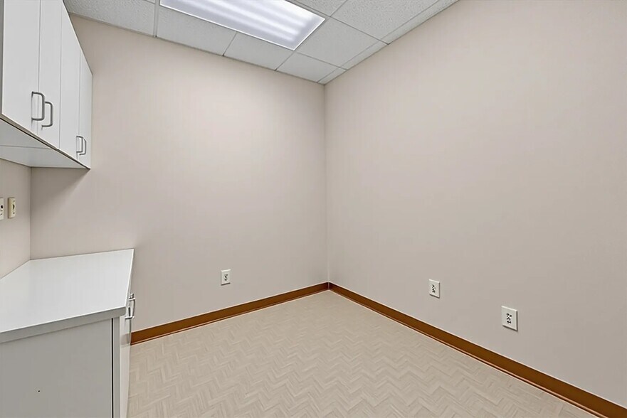 More Photos Of 24-26 Liberty Square Mall, Stony Point Office For Sale