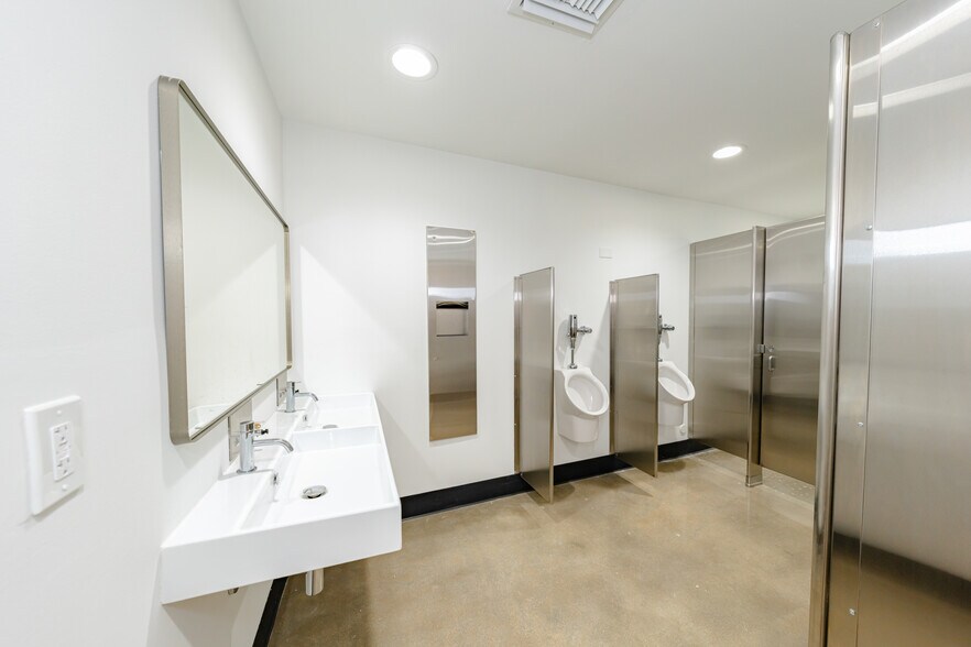 More Photos Of 5360 NW 35th Ave, Fort Lauderdale Warehouse For Lease