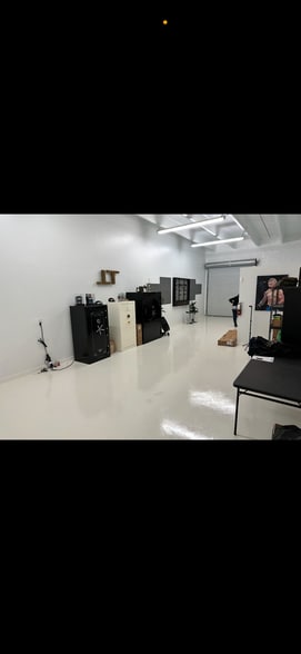 More Photos Of 516 Commerce Way E, Jupiter Warehouse For Lease