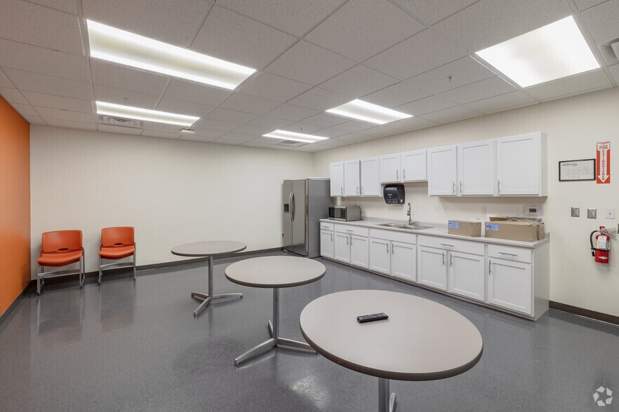 More Photos Of 4300 Fashion Square Blvd, Saginaw Office For Lease