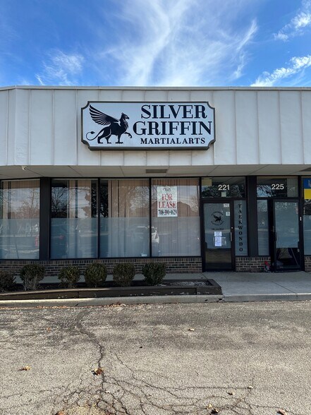 More Photos Of 201-225 S Meacham Rd, Schaumburg Unknown For Lease