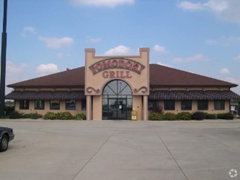 More Photos Of 210 N Lewis Ave, Oglesby Restaurant For Lease