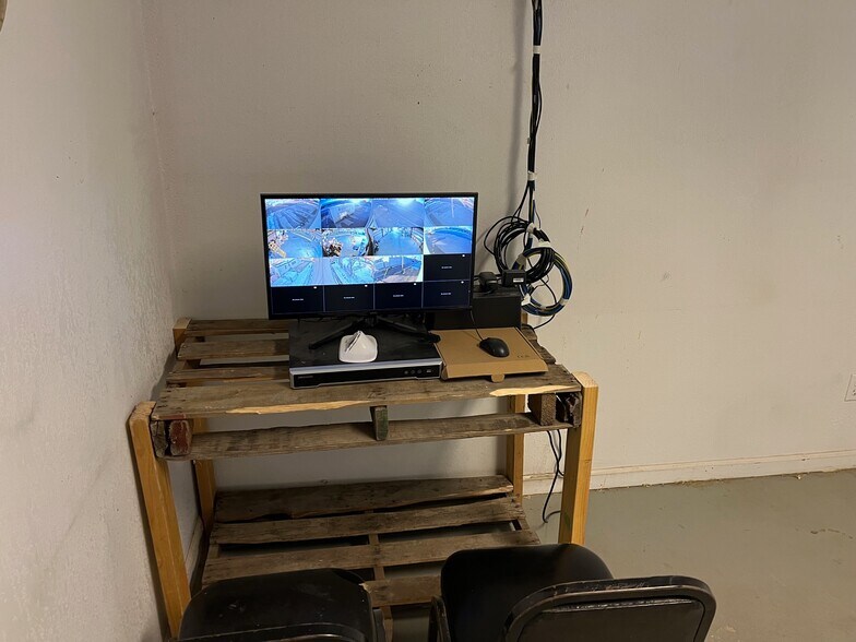 More Photos Of 111 E Maple St, Lamar Flex For Sale