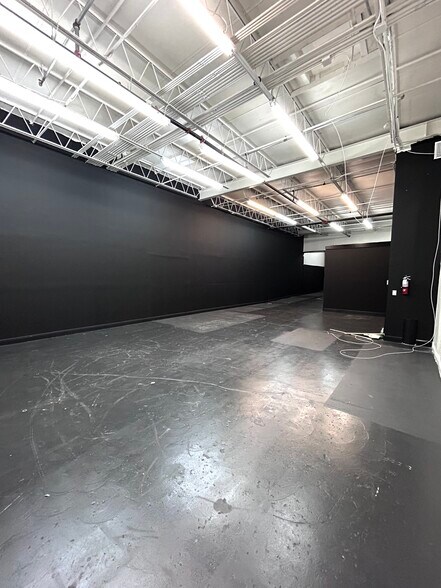 More Photos Of 2261-2299 NE 164th St, Aventura Warehouse For Lease