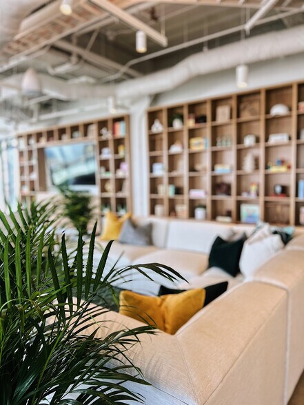 More Photos Of 240 S Main St, Bentonville Office For Lease