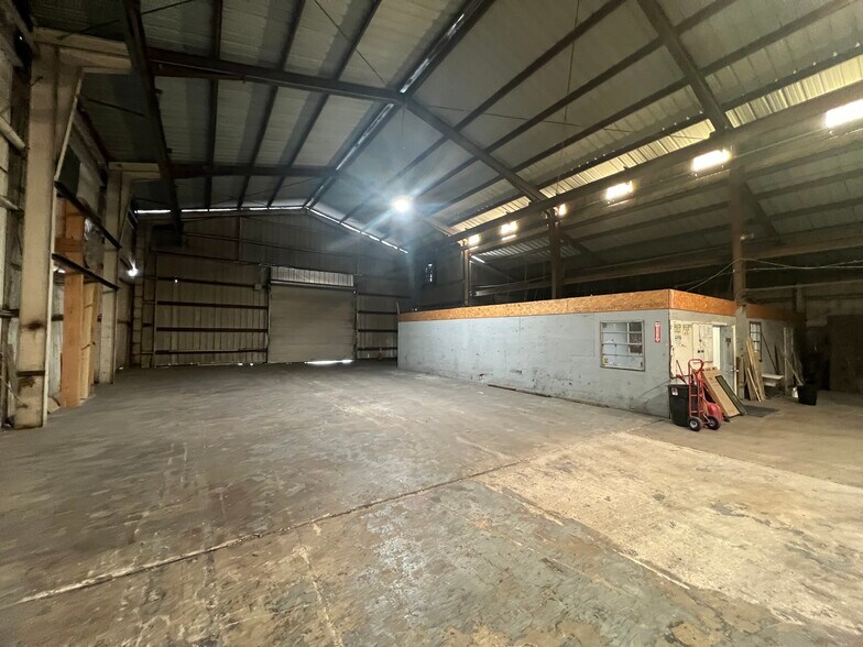 More Photos Of 5705 E Hanna Ave, Tampa Warehouse For Lease
